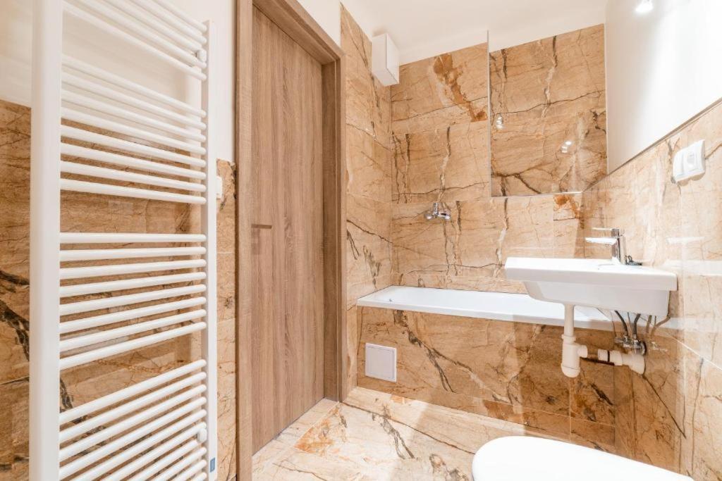 Brand New Studio Apartment #24 In Elite Residence With Free Secure Parking In The Center Praha Eksteriør bilde
